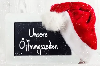 Tafel mit unseren Öffnungszeiten Weihnachten und Neujahr